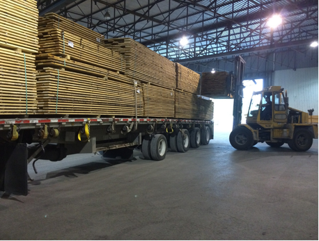 Chargement de paquets de bois franc sur un camion à l'entrepôt Bois du Monde